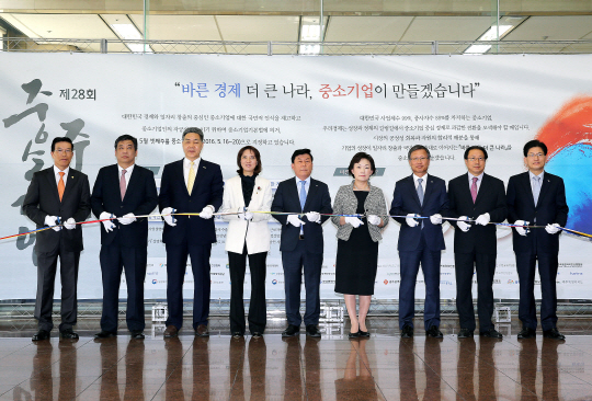 박성권 중소기업융합중앙회 수석부회장(왼쪽부터), 최승재 소상공인연합회 회장, 이규대 이노비즈협회 회장, 이영 한국여성벤처협회 회장, 박성택 중소기업중앙회 회장, 한무경 한국여성경제인협회 회장, 백종윤 대한기계설비건설협회 수석부회장, 한상만 한국프랜차이즈산업협회 상근부회장, 송재희 중소기업중앙회 상근부회장이 13일 중소기업주간 행사에서 개막식 테이프 커팅을 하고 있다.  중소기업단체협의회 제공